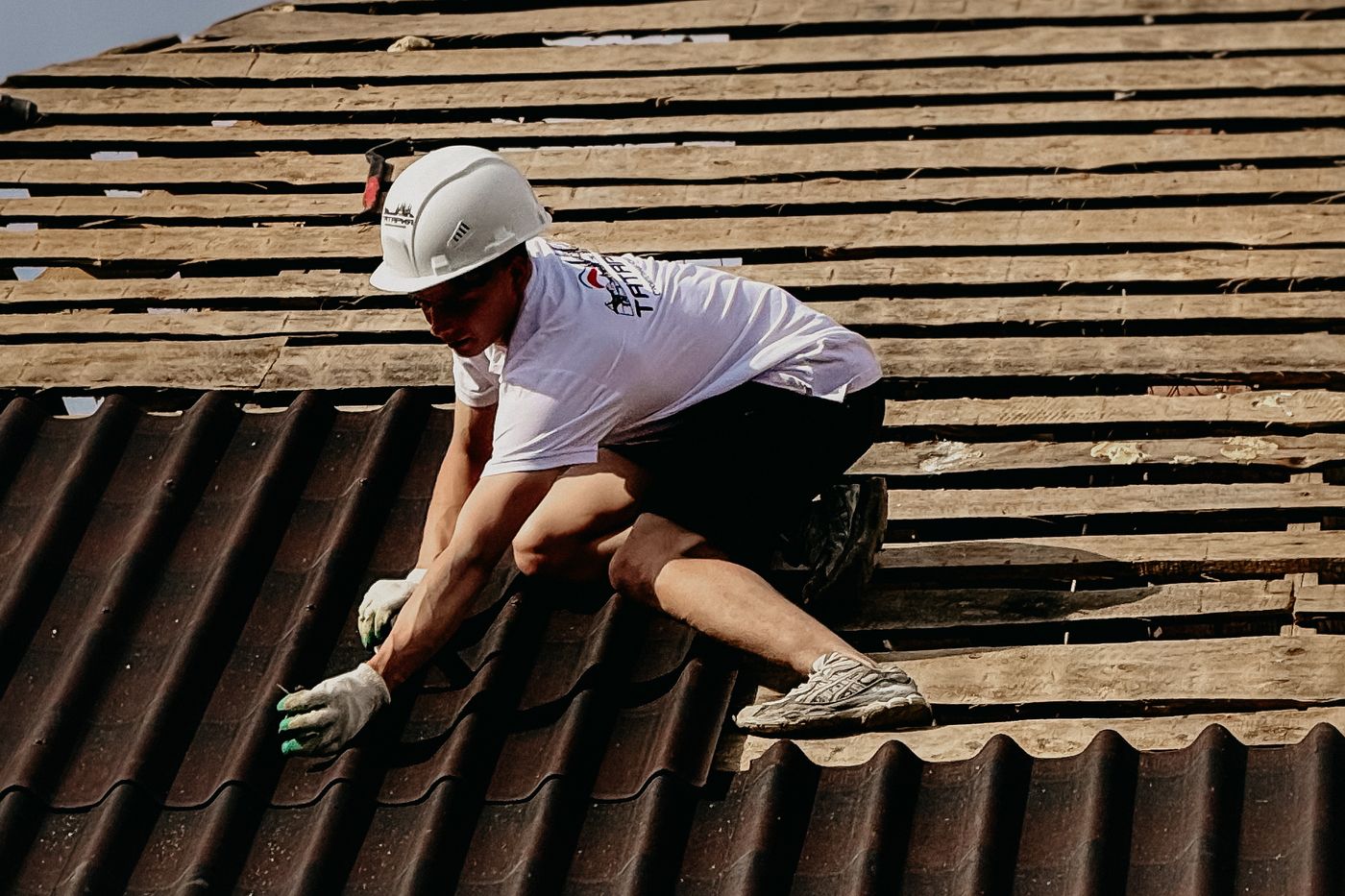 Dachdecker arbeitet an einem Steildach